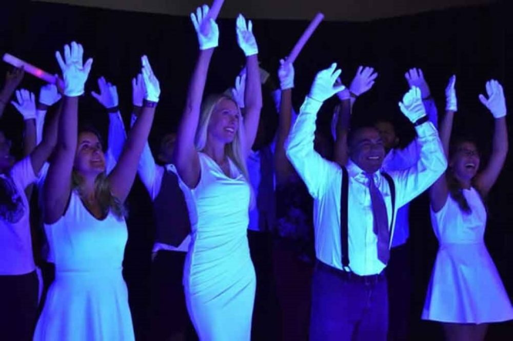 Ультрафиолетовая неоновая лампа (светильник) для дискотек и клубов, от которой светится все белое (белая одежда